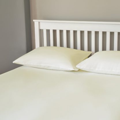 b7153d507643cda8b93ce23e9b608b4cddf0f64f4f4b9571483f3dac08e6a27d.jpg An Image of The Willow Manor 100% Cotton Percale Super King Fitted Sheet - Ivory