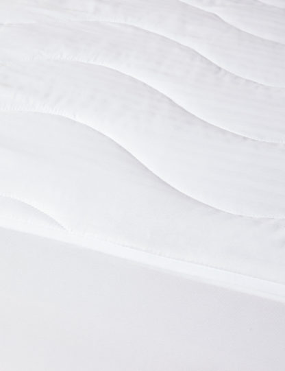 c18c6fcc5c781f51526b51883df161bc18cf030c461dd95b42d646d7438dfab2-1.jpg An Image of M&S Supremely Washable Extra Deep Mattress Protector