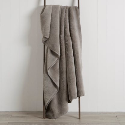 e664e7cc17d4e77b7c049141e4ac0aa7184fea5764fae74276f509f551363404.jpg An Image of Aspen Plush Faux Fur 130cm x 180cm Throw Grey