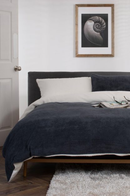 f6e9204e8f362b031417d9b27de95874f3f2aa572544332f3e580a797da9c678.jpg An Image of Teddington King Fitted Sheet