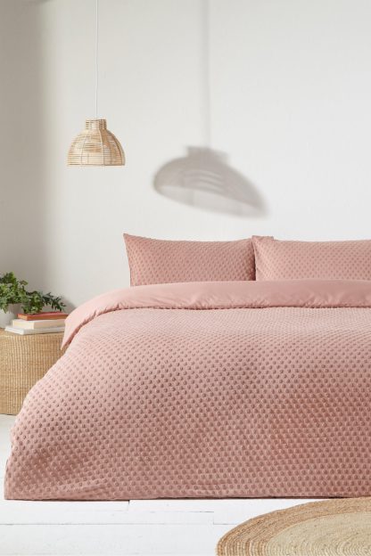 14b05369e78cf8666e9d0258005e3ae3df1b746c849c9f6e3cf15848ffa13927-2.jpg An Image of Polka Tuft Duvet Set