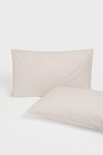 641dca7cc96a456fae4800227b7bad4660195eb4bb659ae55248d1c572f12f1e.jpg An Image of Cotton Rich Pillowcase Pair