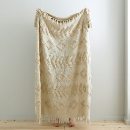 65204b2250e1c0d613cc013ef43129bbc954bb1e160aff58dec7f37d779e4721.jpg An Image of Pineapple Elephant Kabeli Tufted Cotton Throw Cream