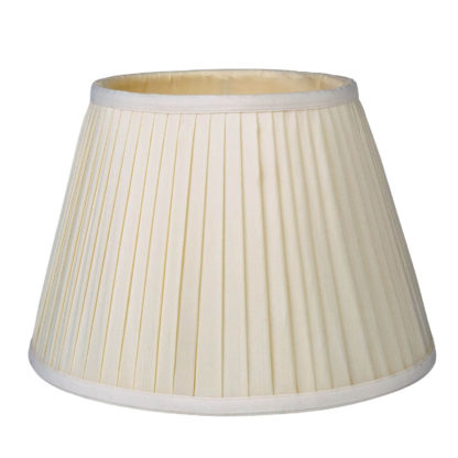 6a5b0e121dca95e8bdedee13c704d2f31f0d71dd5d3faaa1b1043f174444fa2d.jpg An Image of Round Knife Pleat Lamp Shade - Cream