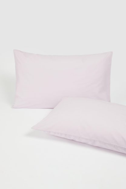 6b7df25670cb5990e742167fe8f1619196f1c628d3746e148e3fe783a56a256f.jpg An Image of Cotton Rich Pillowcase Pair
