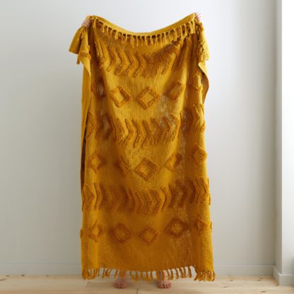 7bfac46a68ebbdc4deb04f416b455af96fa7937a430d9bb5a71f3ed329a63fb1.jpg An Image of Pineapple Elephant Kabeli Tufted Cotton Throw Cream