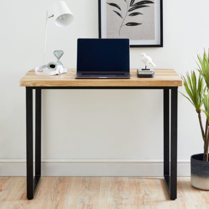 84febdca4fe492acdd396b3e8ded89a25e98e500a41b10e79f20c17c5ecdcb7c.jpg An Image of Freddie Oak Effect Desk 100cm Light Oak