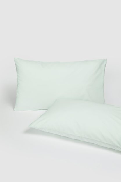 8cd5f4aa1e25f3031b407dee3e63bdce70e82c186c37b167126654b557343164.jpg An Image of Cotton Rich Pillowcase Pair