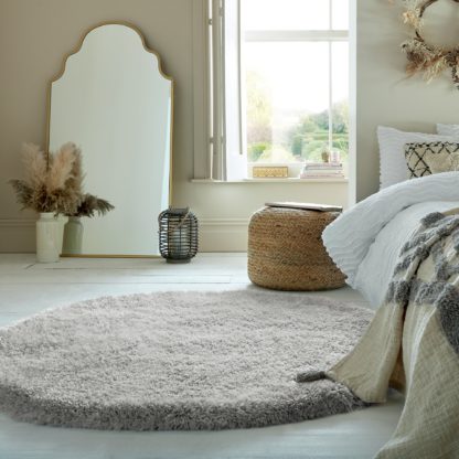 d4a9289ed6582d795151e22e6c4f15c987bdda5693d1c8b46d2c85f740981b59.jpg An Image of Polar Shaggy Circle Rug Polar Natural