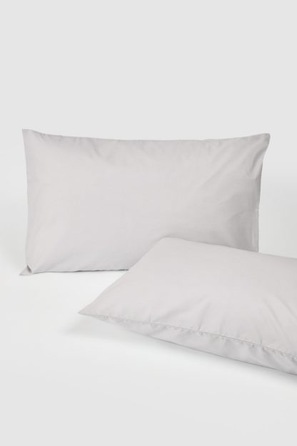 e930d2fcc03c1fb8f8860e7eecdb92e965109dc0f57db9e3805ef8dccafc8b2c.jpg An Image of Cotton Rich Pillowcase Pair