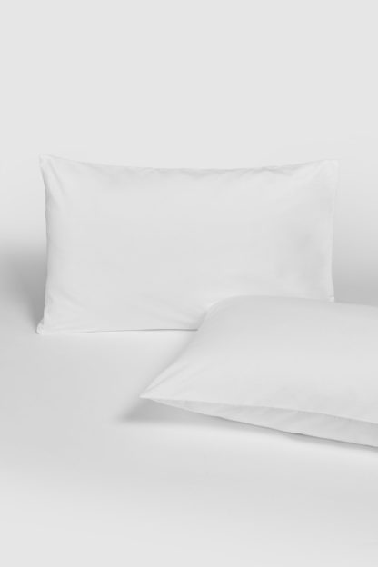 f29b7cd8b88101f9bebef6259e1963b1b70caeaf177cff5462334ffef41048d8.jpg An Image of Cotton Rich Pillowcase Pair