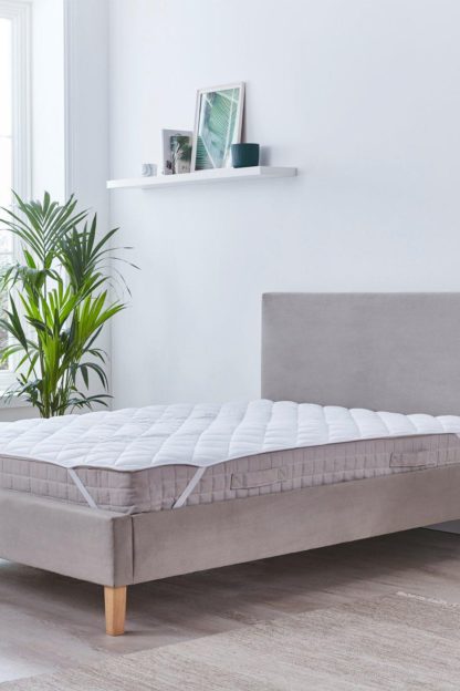 fc0f04b3be6726b515c149231d3018f0bc7d4a19fcbe77dcd3aec587324c9e28.jpg An Image of Microfibre Seersucker Mattress Protector