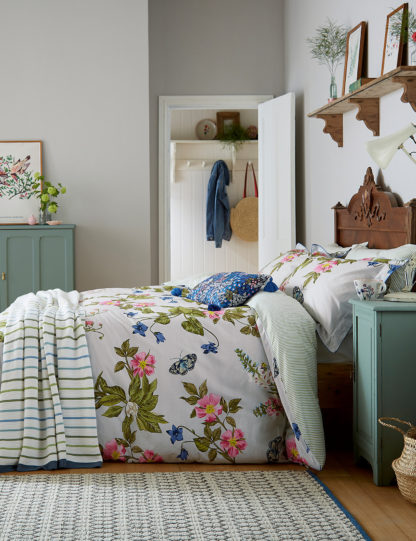 1bd33d5f619a03a27cf70bdd3aefcc3a8f846c78a95dc76f85da02add03570f1-1.jpg An Image of Joules Home Pure Cotton Floral Duvet Cover
