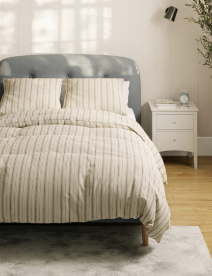 3684e9e5198d9b1f8719771a6655972d947773e0d498cc568705a954591f3b13.jpg An Image of M&S Pure Cotton Striped Bedding Set