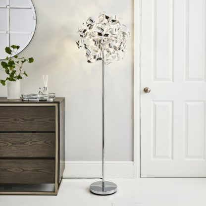 4fb93881952f59ae87929240750e3b6745d9fb33daf65f57c223afac1fd9508c.jpg An Image of Iris 4 Light Floor Lamp Chrome