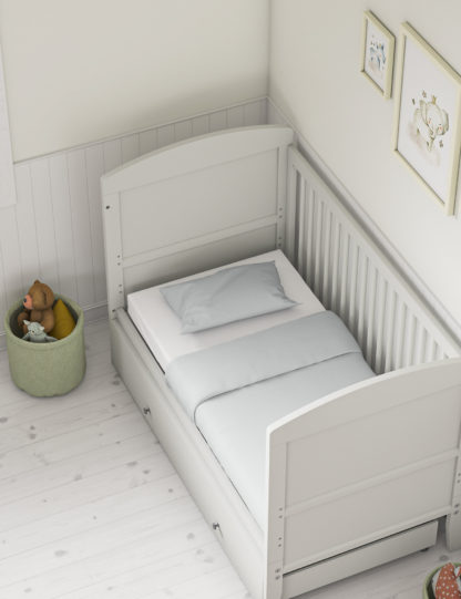 96f4e48fd6003a3ce8c95d09c2eabb6bf06fd912515c75a808e7fd265ed0946e.jpg An Image of M&S Dreamskin® Pure Cotton Toddler Bedding Set