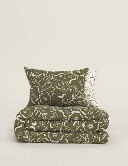 be81e4874310f121da7d1f76fa826f45561f28591567c32c096ba7e274858801-1.jpg An Image of M&S Cotton Blend Floral Bedding Set