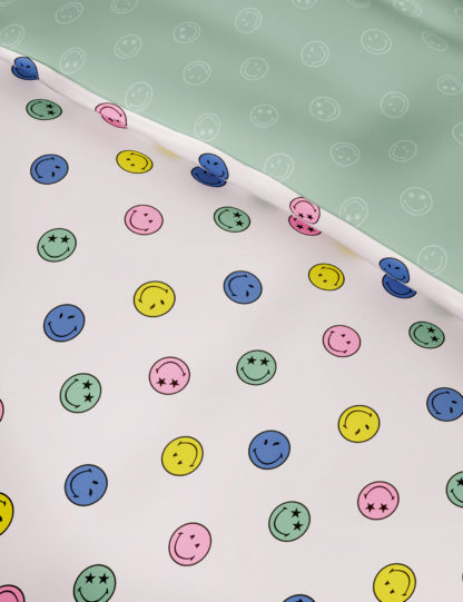 8092dbab6d120c381f613497a97ef291d55ffeca4826dae044a93b9f67369514-1.jpg An Image of M&S SmileyWorld® Cotton Mix Bedding Set