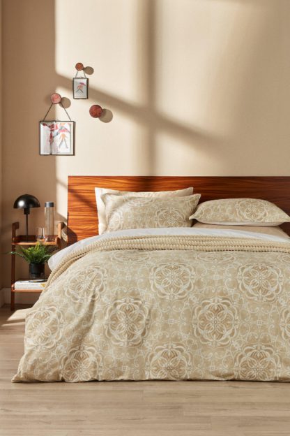 a399906a72dd5b1a4d13a165b0e34d375bb96d74ae6f3f0e58475e4001cc2a0d.jpg An Image of Triangels Duvet Set