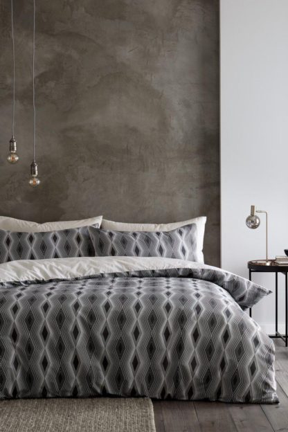 ebbdcf72a00fd3c59d6c5d735a5eaa2eb31ebfec0e2773a594e14eaa8571ae81.jpg An Image of Ziggurat Geo Duvet Set