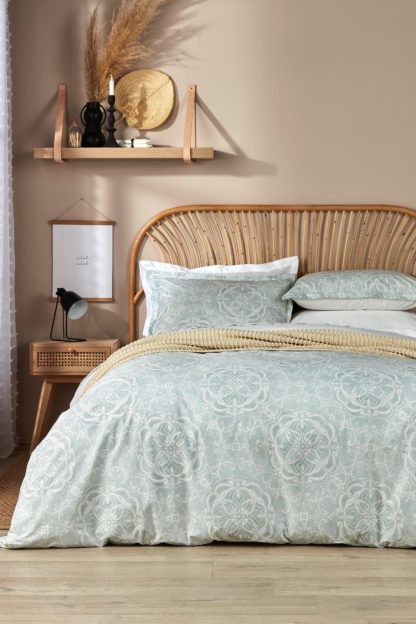 ffd52156e5bcf253559d0d5d57cdbed736cc7d5ec23e7e6b7da0e61bd98379ca-2.jpg An Image of Triangels Duvet Set