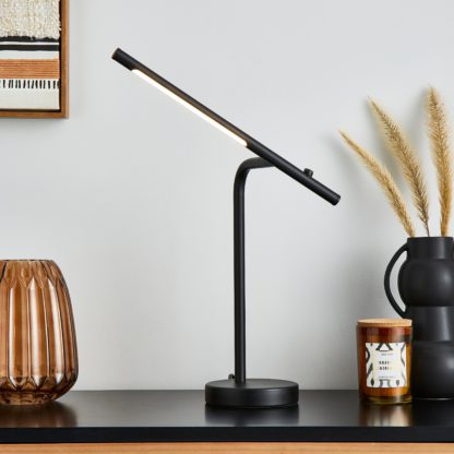 021d1a73d74b7ba477e05707486369a23221837b8c80b6ad6f25ab841e62412a.jpg An Image of Jackson Integrated LED Dimmable Table Lamp Gold