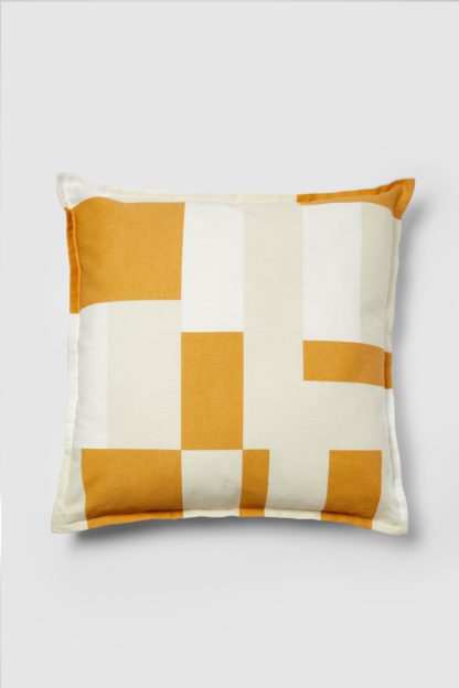 0ca3c286398becf005b5c3a1156db075bd104df7cd4e3fe86affb3d38445dedc.jpg An Image of Dfl Pablo Reversible Cushion
