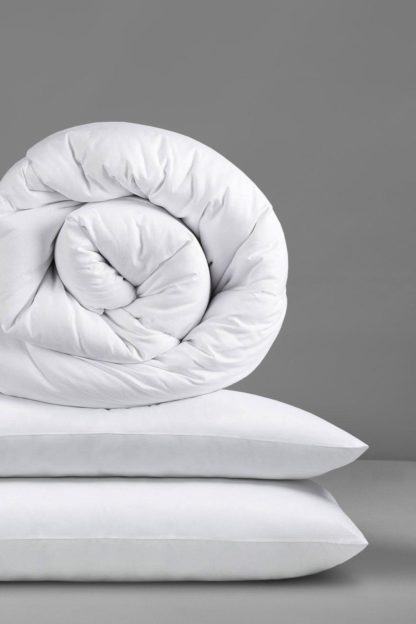 0e91f7561abce4b446b8e99a91931f3682c371fc3473d9eb5a5de50e080a8a74-1.jpg An Image of Made For You Two Duvet 4.5/10.5 Tog Duvet With 2 Pillows