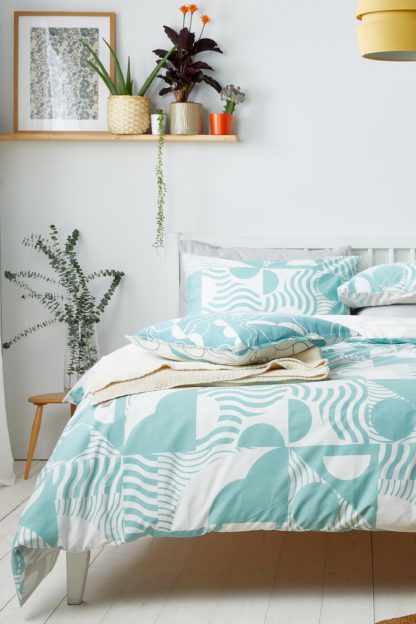 1e64e412115bbd099e02bc777739a3e5fd4ad4ce844bf9b526ffa836adb2bf3a.jpg An Image of Design for Life Wallace Super King Duvet Set