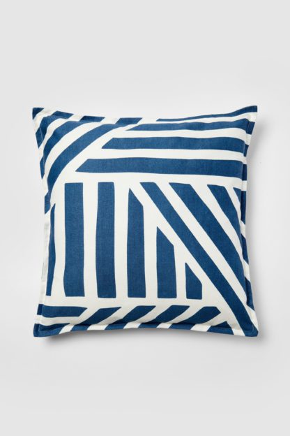 6687a082bb98fb64f0d6679eda96ef09ab938e5f093760588cd4d0db56590ec4.jpg An Image of Dfl Farlo Cushion