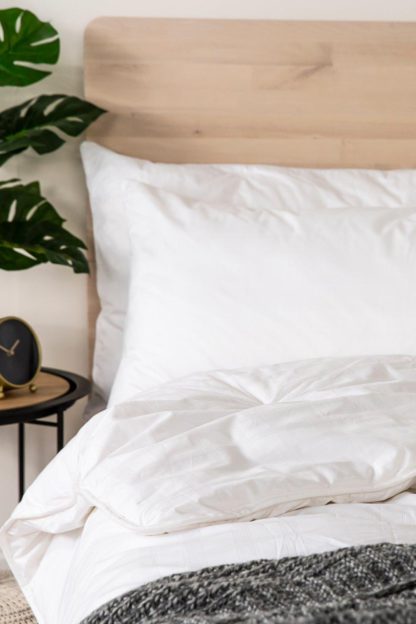 81a538fd00a30a5f5938b740d7ead45d6b05c73ee118d89ce93412a92a2e3974-2.jpg An Image of Ultimate Luxury 13.5 Tog Winter Duvet With 2 Pillows