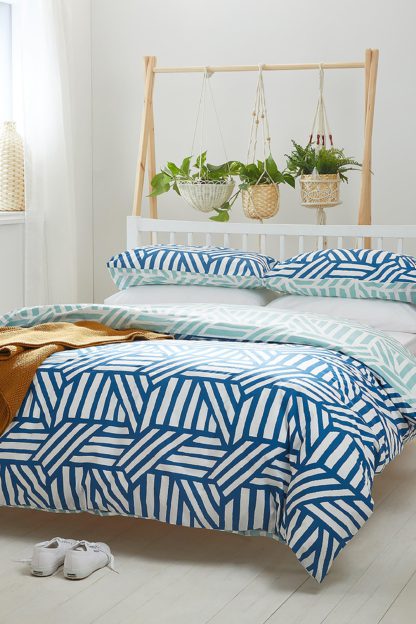 9b62b747e83b41c250ccd80d8457a6e08867c801571309b0d5790cf7ede953cf.jpg An Image of Design For Life Farlo King Duvet Set