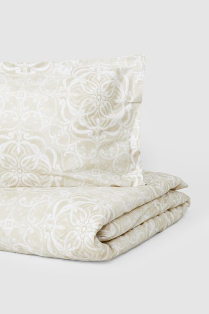 a7df1ff5258693752d83dd56535eb759bc661aaee655247fb7fa878d1da28e40.jpg An Image of Sujata Duvet Set