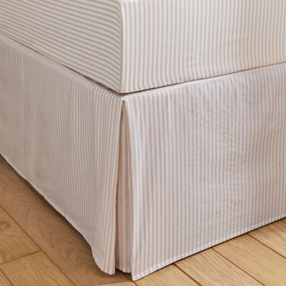 84107957edbf7ded29269e214e20ce09da3740df49bd9edad649b9bb97b411b9.jpg An Image of Dorma Bee Collection Woven Stripe 100% Cotton Valance Brown