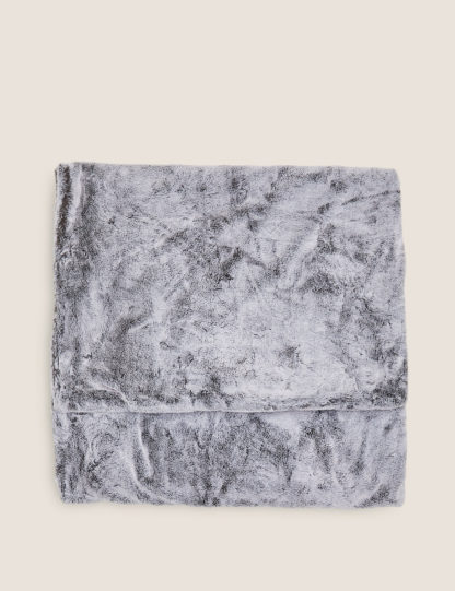 a5dd7b25efbb89560af8aedd83a5487ca1326551405d70725d84c0446320580b-1.jpg An Image of M&S Faux Fur Throw