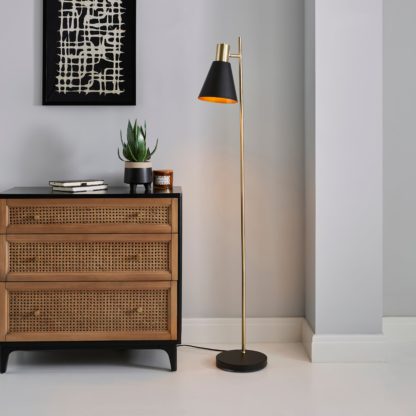 aafcea0a29a62f069009475326e8e08e31ae607a37b4d33459c411d45921c943.jpg An Image of Santi Floor Lamp Black