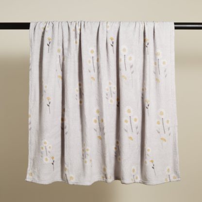 b0760ff755d7a245115258ef7eb11164290a3cd915f1caa4abe7ae3db75ef2d6.jpg An Image of Printed Fleece Scandi Floral 130x170cm Throw Grey