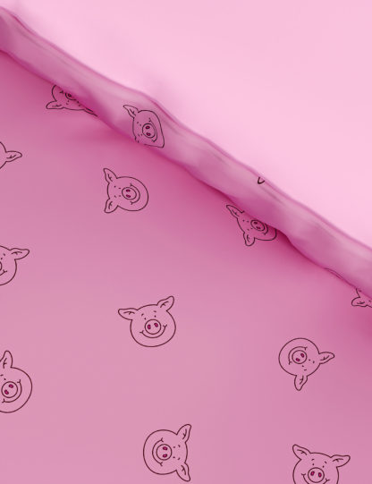 cfca059a3a9ce69b3b9007bcb98fbf022f6d5d733880b1fcb4b821f01274cddd-1.jpg An Image of Cotton Blend Percy Pig™ 3D Bedding Set