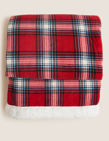 100cebbabe124954cb0505e9d74459c585bbba6545105924972efda47967ffe6.jpg An Image of M&S Fleece Checked Large Throw