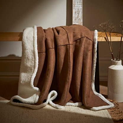 b93f1c566bc28a3df43e20840202777d7f92b941135322563a192e42bbfda5ea.jpg An Image of Faux Suede Sherpa Brown 130x180cm Throw Brown