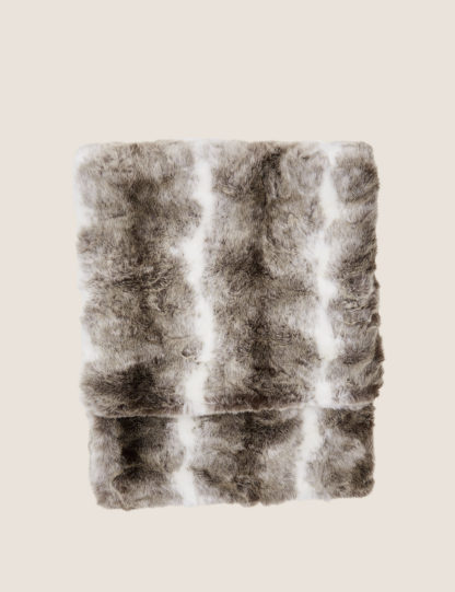 d8c7cfa04d8c36423c04518aa57d26b5fd3189b8b110c7756fbdd5a0fd4a575a.jpg An Image of M&S Faux Fur Animal Print Throw