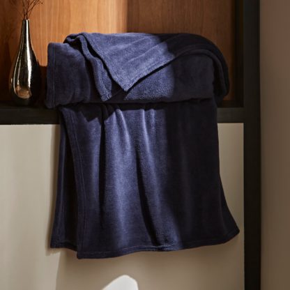 e5e2251b46309c8b89349ba5f202d64c9b931b0ffd892f29f8e19f57808a7447.jpg An Image of Soft Fleece 190cm x 190cm Throw Olive