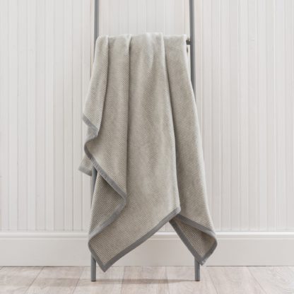 69a216b15322471caab93c9c323ace0150e05dcbf44470e648ebb5c236fab26a.jpg An Image of Thermosoft Semi Plain Grey Throw Grey
