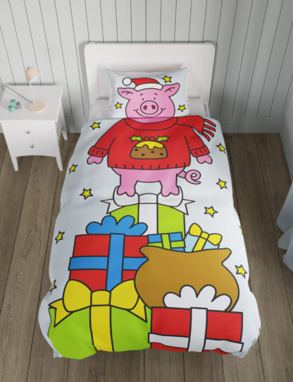 90c103a8df4424c45e46fe18819ca52818fb078d49c7d9954d433c8ec6c3d282.jpg An Image of Cotton Blend Percy Pig™ Christmas Bedding Set