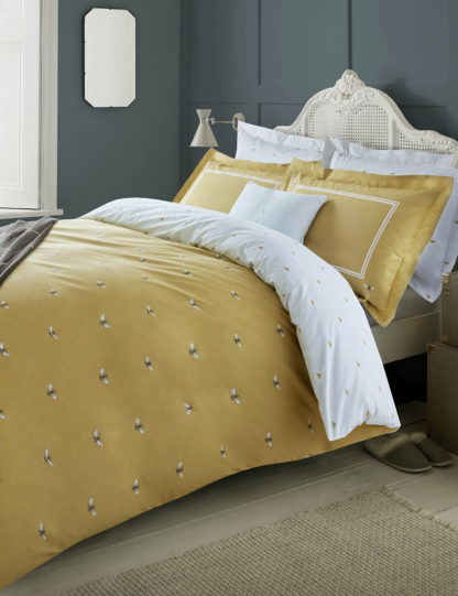 6531b76da1cdaa9c4d832978d89debe077d6d669d6a226150c568b769bb3dbc0-2.jpg An Image of Sophie Allport Cotton Percale Bee Bedding Set