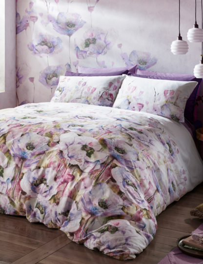 679fd3b25d20ae19fdd667ff8eeb51f23d11d2af5f034d651c96b40a8b76e895-1.jpg An Image of Voyage Maison Pure Cotton Sateen Papavera Bedding Set