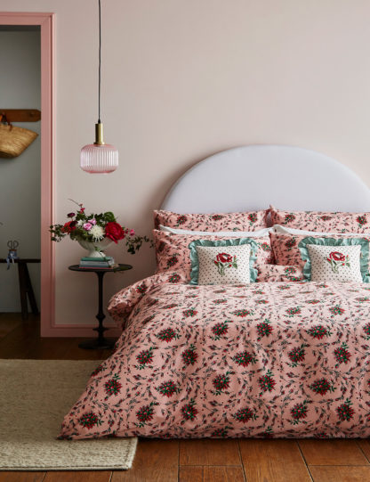 9bb0b62a5fe458a14682190216a75b7a113d8210be5cf28aedb0ef4b1b799f3a-2.jpg An Image of Cath Kidston Pure Cotton Forever Rose Bedding Set