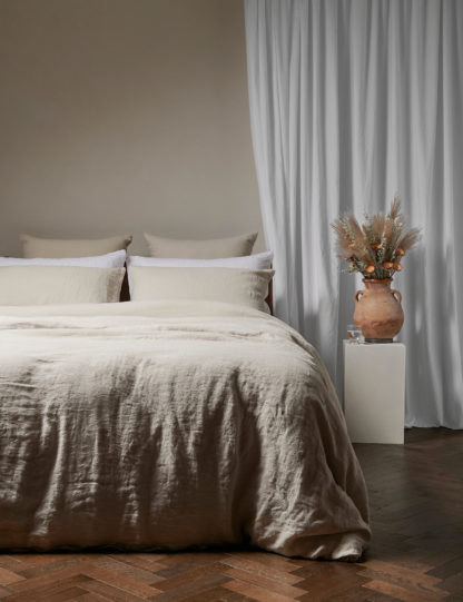 9e92bb397c0869058eaeb0cfe243f082ed4cbf09594da9cdf50468a6a505525a-1.jpg An Image of Bedfolk Pure Linen Bedding Set