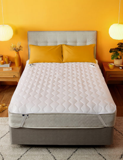 c0d04575b358267b17b51b0e493093ece24e9672a5cf1435f78e67e42d614632.jpg An Image of Silentnight Heated Quilted Mattress Topper