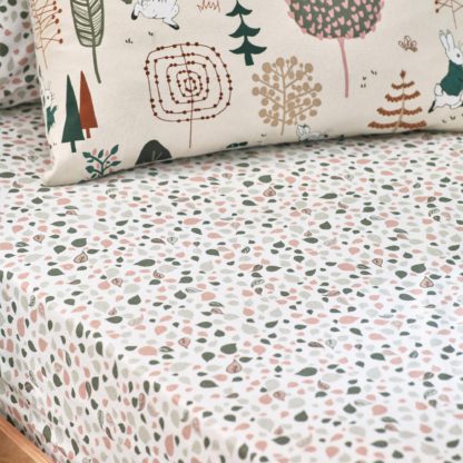 6c3b229d0c9567c84649083f1b4abfd1780420d7fdc46e14ef15b47f61d96ff2.jpg An Image of Peter Rabbit Scandi Woods Natural Fitted Sheet Natural